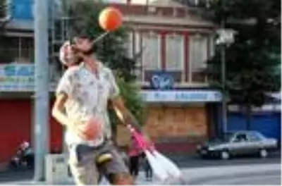 Beyoğlu'nda kırmızı ışıkta jonglör gösterisi Beyoğlu'nda kırmızı ışıkta jonglör gösterisi