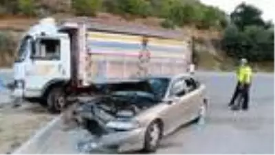 Burdur'da otomobille kamyonet çarpıştı: 5 yaralı Burdur'da otomobille kamyonet çarpıştı: 5 yaralı