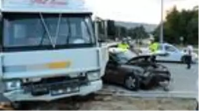 Burdur'da otomobille kamyonet çarpıştı: 5 yaralı Burdur'da otomobille kamyonet çarpıştı: 5 yaralı