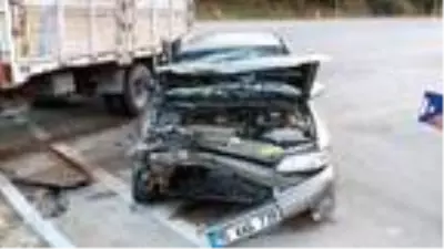 Burdur'da otomobille kamyonet çarpıştı: 5 yaralı Burdur'da otomobille kamyonet çarpıştı: 5 yaralı