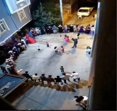Bursa'da tedbirler hiçe sayılarak çekilen korona halayına polis baskını Bursa'da tedbirler hiçe sayılarak çekilen korona halayına polis baskını