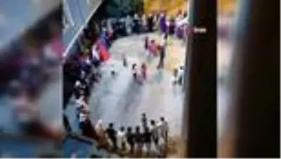 Bursa'da tedbirler hiçe sayılarak çekilen korona halayına polis baskını Bursa'da tedbirler hiçe sayılarak çekilen korona halayına polis baskını