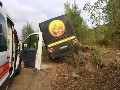 Darıca Gençlerbirliği'nin otobüsü kaza yaptı, 5 personel hastaneye kaldırıldı Darıca Gençlerbirliği'nin otobüsü kaza yaptı, 5 personel hastaneye kaldırıldı