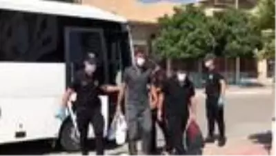 DEAŞ operasyonunda yakalanan 8 şüpheli adliyeye sevk edildi DEAŞ operasyonunda yakalanan 8 şüpheli adliyeye sevk edildi