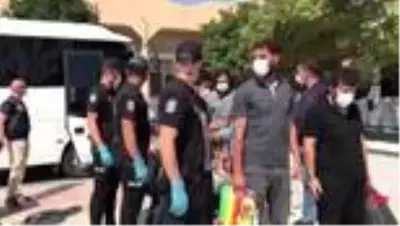 DEAŞ operasyonunda yakalanan 8 şüpheli adliyeye sevk edildi DEAŞ operasyonunda yakalanan 8 şüpheli adliyeye sevk edildi