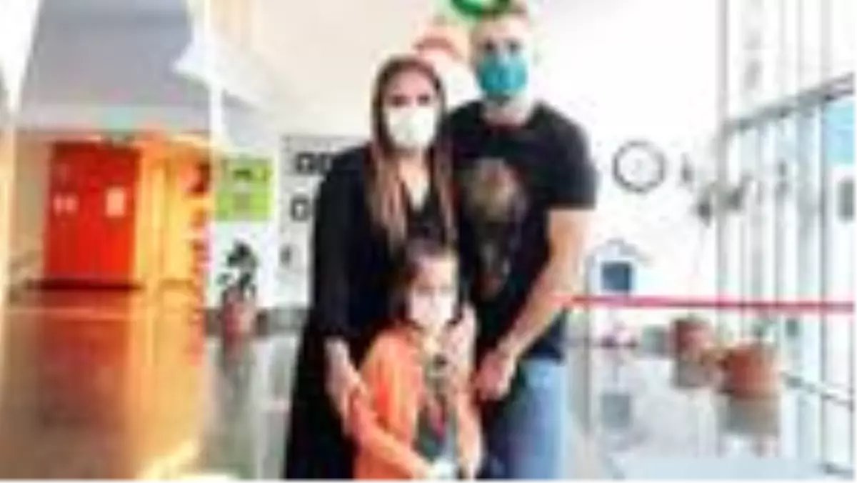 Demet Akalın ve Okan Kurt�un kızı Hira okula başladı Haberler Magazin