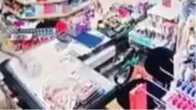 Depreme markette yakalanan müşteri elindeki ürünleri bırakarak kaçtı Depreme markette yakalanan müşteri elindeki ürünleri bırakarak kaçtı