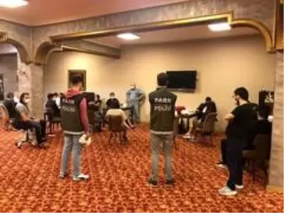 Dernekte kumar oynarken yakalanan 23 kişiye 50 bin lira para cezası Dernekte kumar oynarken yakalanan 23 kişiye 50 bin lira para cezası