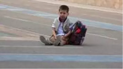 Ders zili çaldı! Okula girmek istemeyen minik Emir annesine zor anlar yaşattı Ders zili çaldı! Okula girmek istemeyen minik Emir annesine zor anlar yaşattı