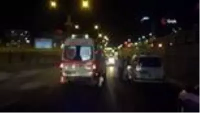 Direksiyon hakimiyetini kaybeden ambulans sürücü kaza yaptı: 3 yaralı Direksiyon hakimiyetini kaybeden ambulans sürücü kaza yaptı: 3 yaralı