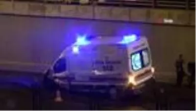 Direksiyon hakimiyetini kaybeden ambulans sürücü kaza yaptı: 3 yaralı Direksiyon hakimiyetini kaybeden ambulans sürücü kaza yaptı: 3 yaralı