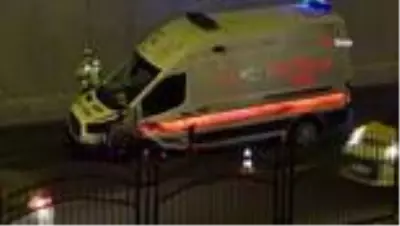 Direksiyon hakimiyetini kaybeden ambulans sürücü kaza yaptı: 3 yaralı Direksiyon hakimiyetini kaybeden ambulans sürücü kaza yaptı: 3 yaralı