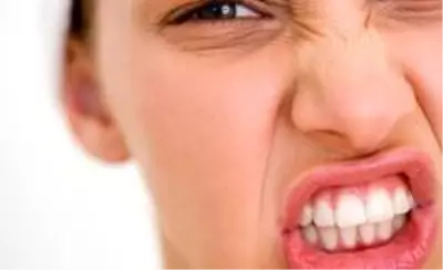 Diş sıkmak baş ağrısına neden oluyor ! Diş sıkmak baş ağrısına neden oluyor !