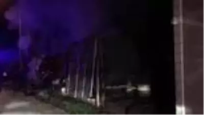 Son dakika haber! Düzce'de bir ardiyede çıkan yangın yanındaki eve sıçramadan söndürüldü Son dakika haber! Düzce'de bir ardiyede çıkan yangın yanındaki eve sıçramadan söndürüldü