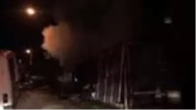 Son dakika haber! Düzce'de bir ardiyede çıkan yangın yanındaki eve sıçramadan söndürüldü Son dakika haber! Düzce'de bir ardiyede çıkan yangın yanındaki eve sıçramadan söndürüldü