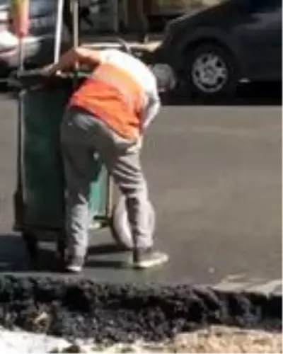 El arabasını silerken görüntülenen temizlik işçisine bir maaş ikramiye El arabasını silerken görüntülenen temizlik işçisine bir maaş ikramiye