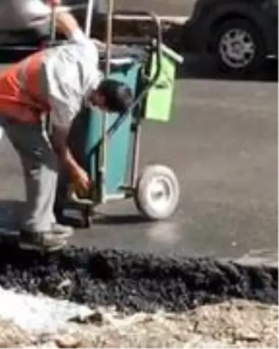 El arabasını silerken görüntülenen temizlik işçisine bir maaş ikramiye El arabasını silerken görüntülenen temizlik işçisine bir maaş ikramiye