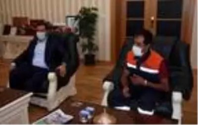 El arabasını silerken görüntülenen temizlik işçisine bir maaş ikramiye El arabasını silerken görüntülenen temizlik işçisine bir maaş ikramiye