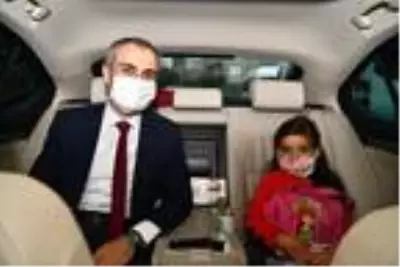 Belediye Başkanı, makam aracı ile minik öğrenciyi ilk dersine bıraktı Belediye Başkanı, makam aracı ile minik öğrenciyi ilk dersine bıraktı
