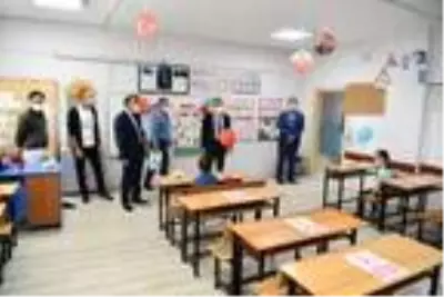 Belediye Başkanı, makam aracı ile minik öğrenciyi ilk dersine bıraktı Belediye Başkanı, makam aracı ile minik öğrenciyi ilk dersine bıraktı
