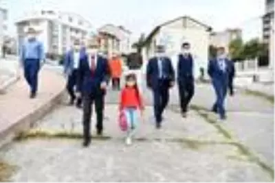 Belediye Başkanı, makam aracı ile minik öğrenciyi ilk dersine bıraktı Belediye Başkanı, makam aracı ile minik öğrenciyi ilk dersine bıraktı