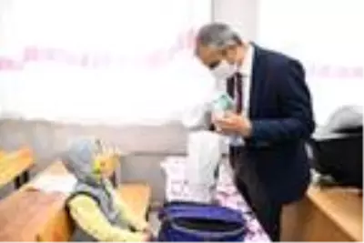Belediye Başkanı, makam aracı ile minik öğrenciyi ilk dersine bıraktı Belediye Başkanı, makam aracı ile minik öğrenciyi ilk dersine bıraktı