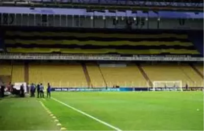Fenerbahçe taraftarından seyircisiz maçta pankartlı destek Fenerbahçe taraftarından seyircisiz maçta pankartlı destek