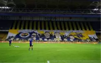 Fenerbahçe taraftarından seyircisiz maçta pankartlı destek Fenerbahçe taraftarından seyircisiz maçta pankartlı destek