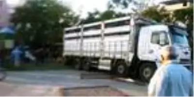 Freni boşalan kamyon çocuk parkındaki elektrik direğine çarparak durabildi! Çocuklar son anda kurtuldu Freni boşalan kamyon çocuk parkındaki elektrik direğine çarparak durabildi! Çocuklar son anda kurtuldu