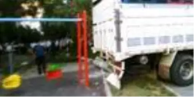 Freni boşalan kamyon çocuk parkındaki elektrik direğine çarparak durabildi! Çocuklar son anda kurtuldu Freni boşalan kamyon çocuk parkındaki elektrik direğine çarparak durabildi! Çocuklar son anda kurtuldu