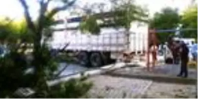 Freni boşalan kamyon çocuk parkındaki elektrik direğine çarparak durabildi! Çocuklar son anda kurtuldu Freni boşalan kamyon çocuk parkındaki elektrik direğine çarparak durabildi! Çocuklar son anda kurtuldu