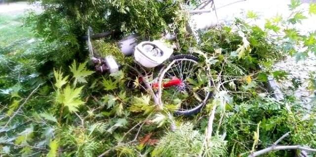Freni boşalan kamyon çocuk parkındaki elektrik direğine çarparak durabildi! Çocuklar son anda kurtuldu Freni boşalan kamyon çocuk parkındaki elektrik direğine çarparak durabildi! Çocuklar son anda kurtuldu