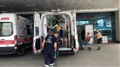 Hafif ticari araç su kanalına düştü: 3 yaralı Hafif ticari araç su kanalına düştü: 3 yaralı