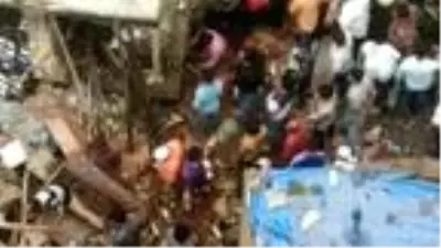 Son dakika... Hindistan'da 3 katlı bina çöktü: 10 ölü Son dakika... Hindistan'da 3 katlı bina çöktü: 10 ölü