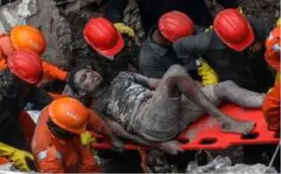 Hindistan'da bina çöktü: 25 kişi mahsur kaldı, 10 kişinin cansız bedenine ulaşıldı Hindistan'da bina çöktü: 25 kişi mahsur kaldı, 10 kişinin cansız bedenine ulaşıldı