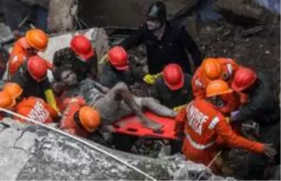 Hindistan'da bina çöktü: 25 kişi mahsur kaldı, 10 kişinin cansız bedenine ulaşıldı Hindistan'da bina çöktü: 25 kişi mahsur kaldı, 10 kişinin cansız bedenine ulaşıldı