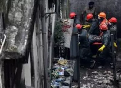 Hindistan'da bina çöktü, 20 kişi mahsur kalırken 8 kişi öldü Hindistan'da bina çöktü, 20 kişi mahsur kalırken 8 kişi öldü