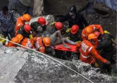 Hindistan'da bina çöktü, 20 kişi mahsur kalırken 8 kişi öldü Hindistan'da bina çöktü, 20 kişi mahsur kalırken 8 kişi öldü