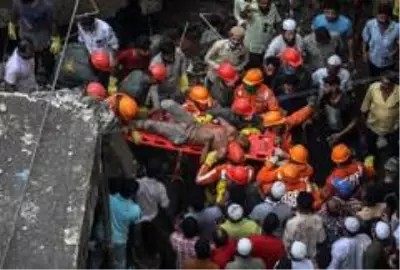 Hindistan'da bina çöktü: 25 kişi mahsur kaldı, 10 kişinin cansız bedenine ulaşıldı Hindistan'da bina çöktü: 25 kişi mahsur kaldı, 10 kişinin cansız bedenine ulaşıldı