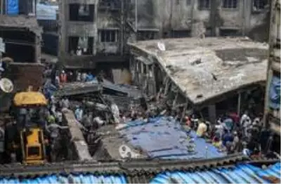 Hindistan'da bina çöktü, 20 kişi mahsur kalırken 8 kişi öldü Hindistan'da bina çöktü, 20 kişi mahsur kalırken 8 kişi öldü