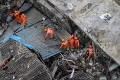 Hindistan'da bina çöktü: 25 kişi mahsur kaldı, 10 kişinin cansız bedenine ulaşıldı Hindistan'da bina çöktü: 25 kişi mahsur kaldı, 10 kişinin cansız bedenine ulaşıldı