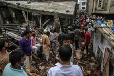 Hindistan'da bina çöktü, 20 kişi mahsur kalırken 8 kişi öldü Hindistan'da bina çöktü, 20 kişi mahsur kalırken 8 kişi öldü