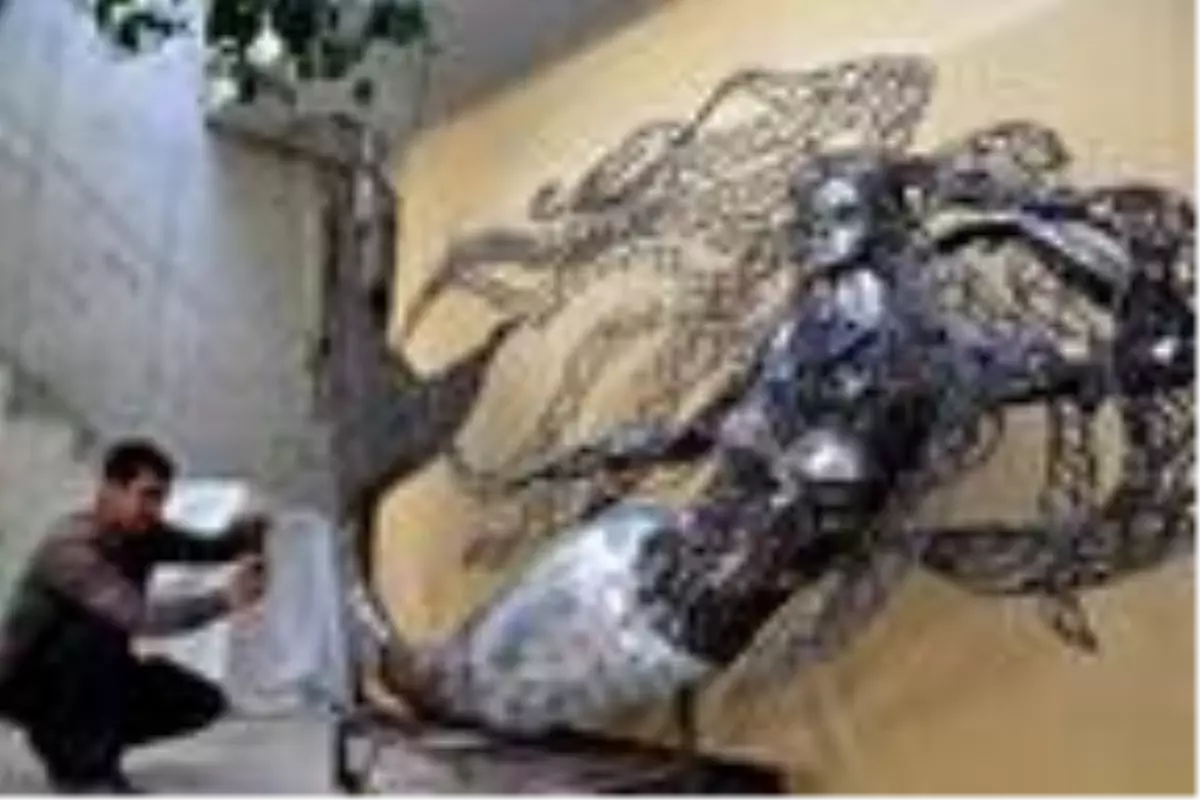 Hurda parçaları ile 400 kiloluk 'deniz kızı' heykeli yaptı