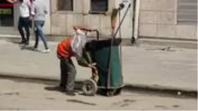 İşine olan sevgi ve saygısıyla takdir toplayan işçi bir maaş ikramiyeyle ödüllendirildi İşine olan sevgi ve saygısıyla takdir toplayan işçi bir maaş ikramiyeyle ödüllendirildi
