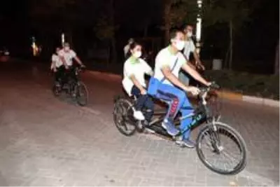 Isparta'da görme engelliler ilk kez bisiklet deneyimi yaşadı Isparta'da görme engelliler ilk kez bisiklet deneyimi yaşadı