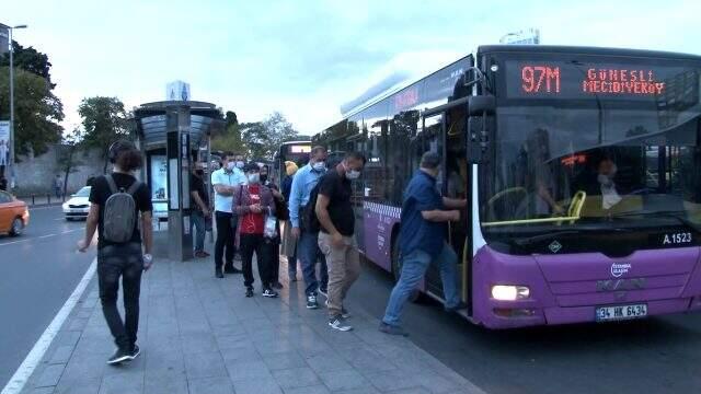 Kademeli mesai saati uygulamasının ilk gününde toplu ulaşımdan manzaralar Kademeli mesai saati uygulamasının ilk gününde toplu ulaşımdan manzaralar