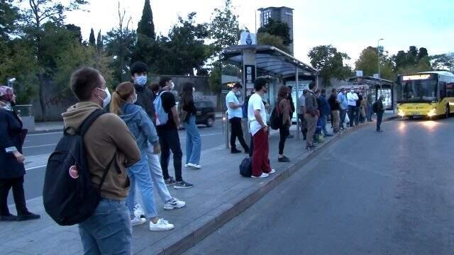 Kademeli mesai saati uygulamasının ilk gününde toplu ulaşımdan manzaralar Kademeli mesai saati uygulamasının ilk gününde toplu ulaşımdan manzaralar