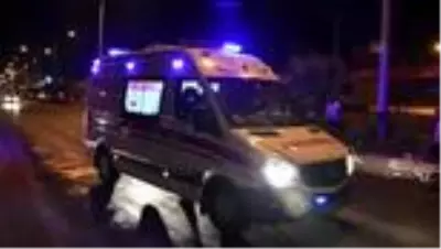 Kamyonla çarpışan otomobil takla attı: 3 yaralı Kamyonla çarpışan otomobil takla attı: 3 yaralı