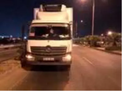 Kamyonla çarpışan otomobil takla attı: 3 yaralı Kamyonla çarpışan otomobil takla attı: 3 yaralı