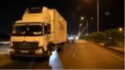 Kamyonla çarpışan otomobil takla attı: 3 yaralı Kamyonla çarpışan otomobil takla attı: 3 yaralı